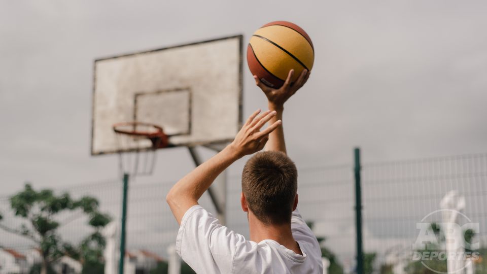 Imagen archivo de un chico jugando basquetbol.