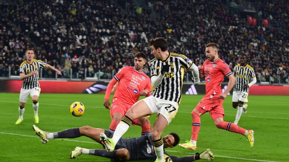 El Juventus perdió de manera inesperada en casa, ante un Udinese (0-1) que pelea por no descender, y puso en bandeja de plata el 'Scudetto' al Inter.