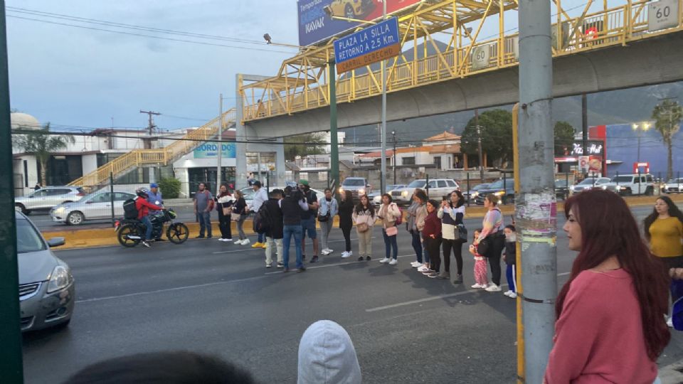 Bloqueo en avenida Garza Sada por presunto abuso sexual cometido por el director de un plantel educativo.