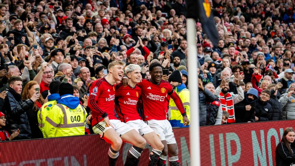 Jugadores del Manchester United festejando un gol en la Premier League.