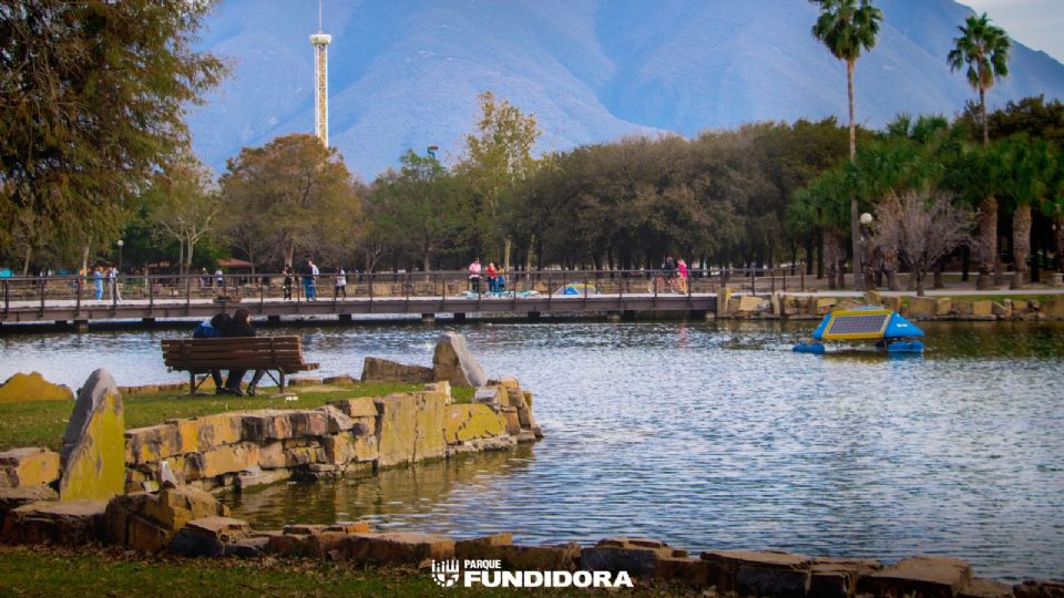 Personas se reúnen para disfrutar del Parque Fundidora en Monterrey