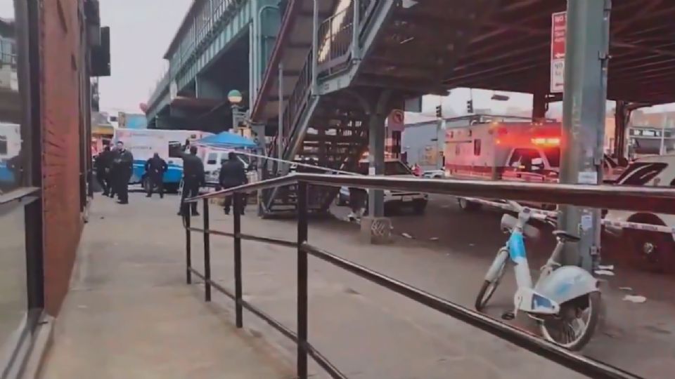 Autoridades tras el tiroteo en Metro de Nueva York.