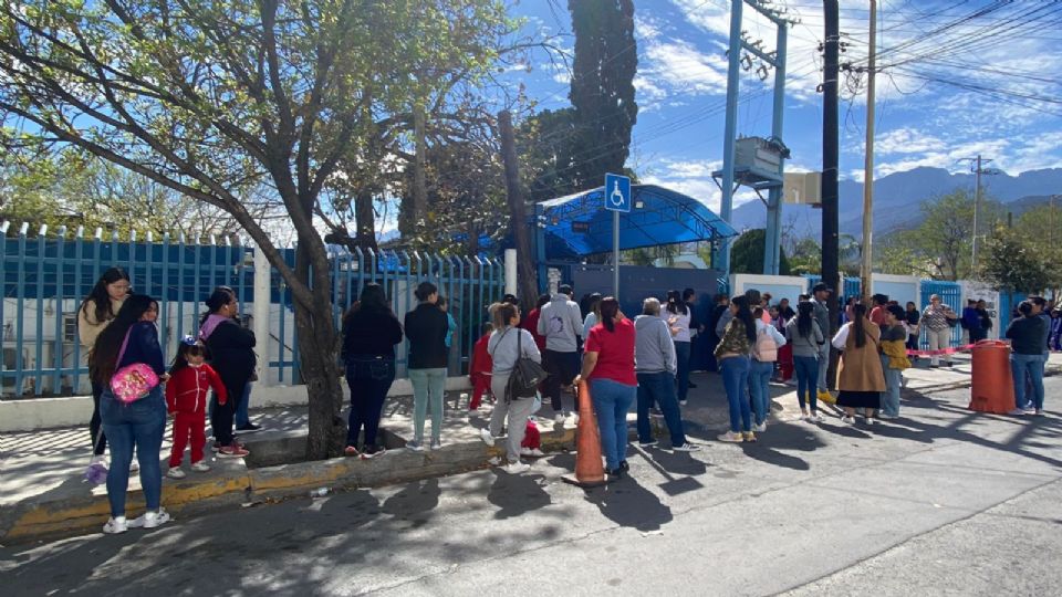 Padres y madres de familia afuera de la escuela primaria Agustín Yáñez.