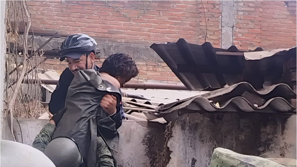 Momento en que rescatan a una joven que fue encerrada en una cisterna de una fábrica en Colima