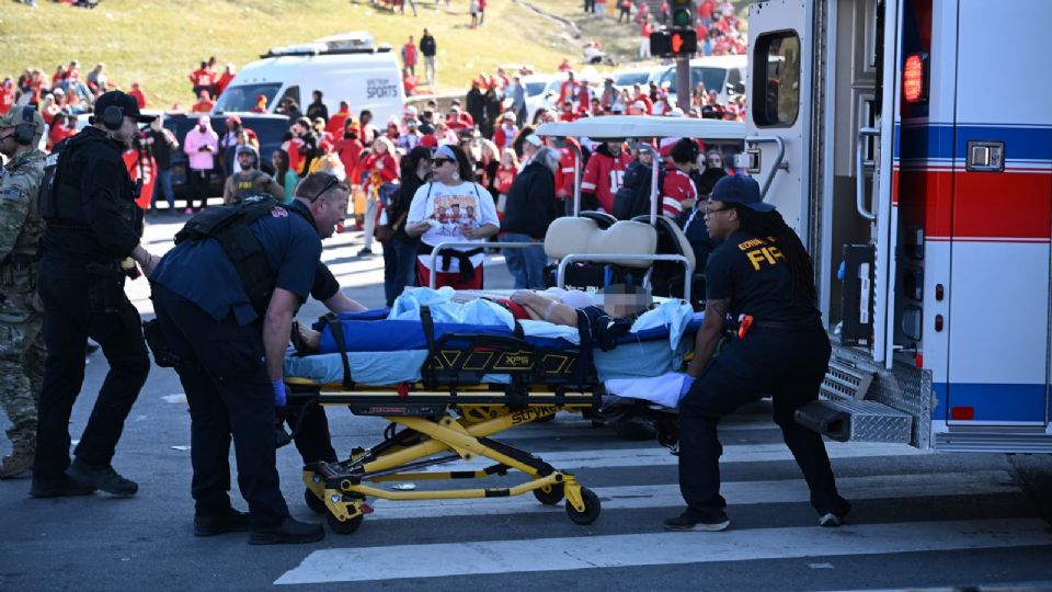 Al menos una persona murió y entre 10 y 15 resultaron heridas este miércoles en un tiroteo ocurrido al finalizar el desfile de celebración del Super Bowl de los Kansas City Chiefs.