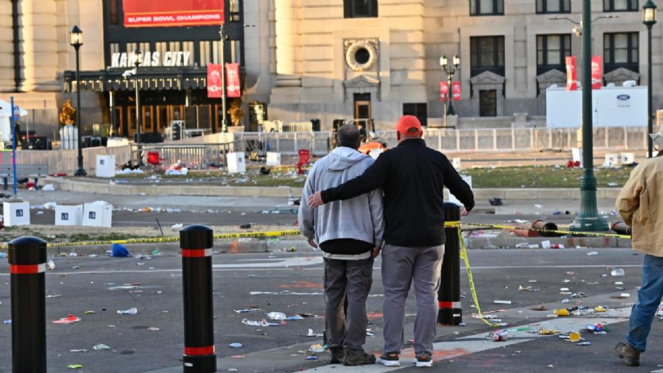 Personas miran alrededor del lugar donde ocurrió el tiroteo en Kansas City.