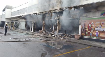 Se incendia negocio de comida ubicado en plaza comercial de San Pedro