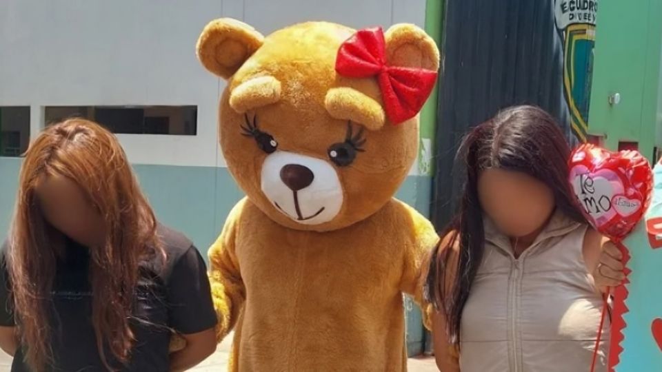 Policía en Perú se disfraza de oso para capturar a dos mujeres delincuentes