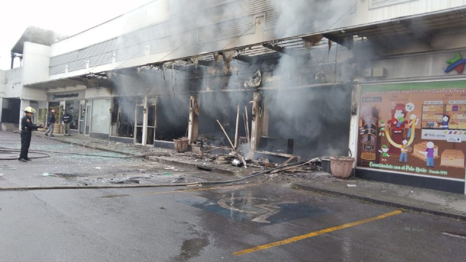 Incendio de negocio en plaza comercial de San Pedro