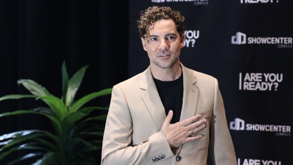 El reconocido cantante español, David Bisbal, anunció una colaboración con Carlos Rivera. En una rueda de prensa como parte de su gira de 20 aniversario, reveló el dueto.