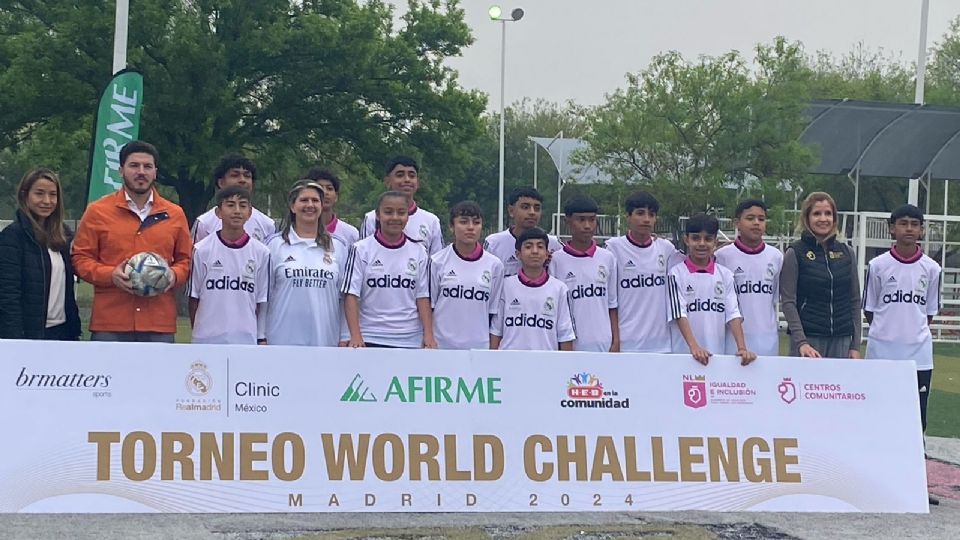 El gobernador Samuel García y Martha Herrera, la secretaría de igualdad e inclusión, junto al equipo Sub 14 que participará en el World Challenge de Madrid