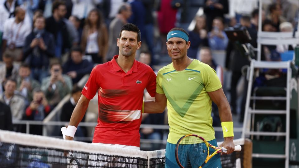 Rafael Nadal posando junto a Novak Djokovic previo a su enfrentamiento en Rolad Garros en mayo del 2022