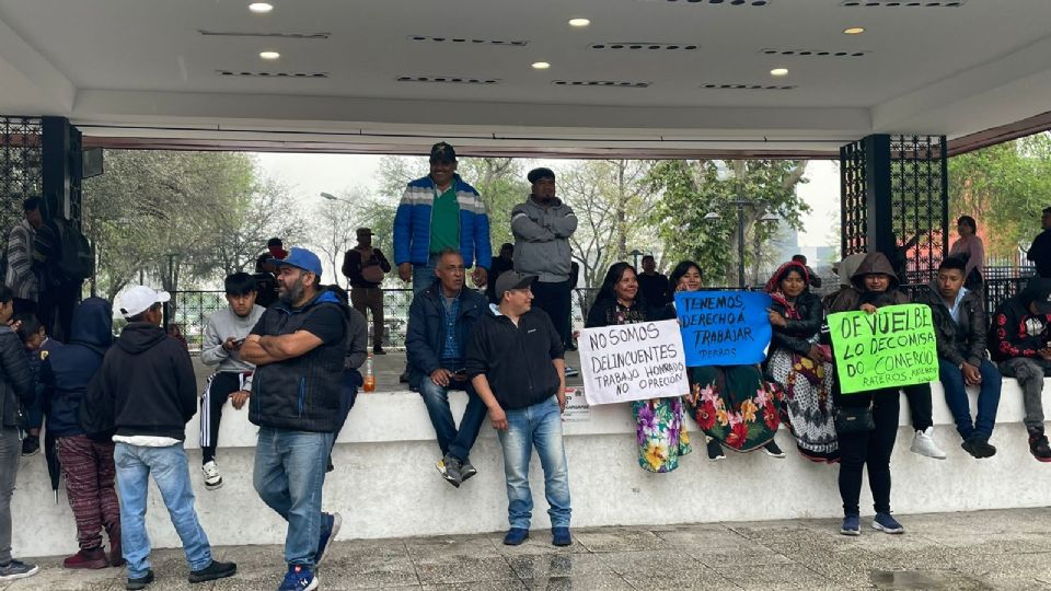 Comerciantes informales que se ubican en el Centro de Monterrey denunciaron hostigamiento por parte de los inspectores de Comercio, y exigen que les permitan trabajar.