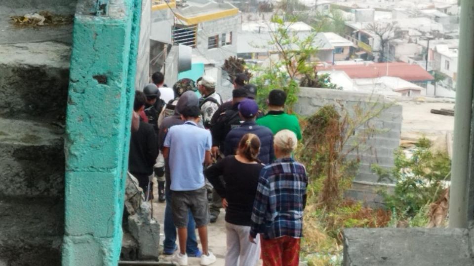 Personas presenciando las labores de autoridad tras asesinato en la colonia Sierra Ventana.