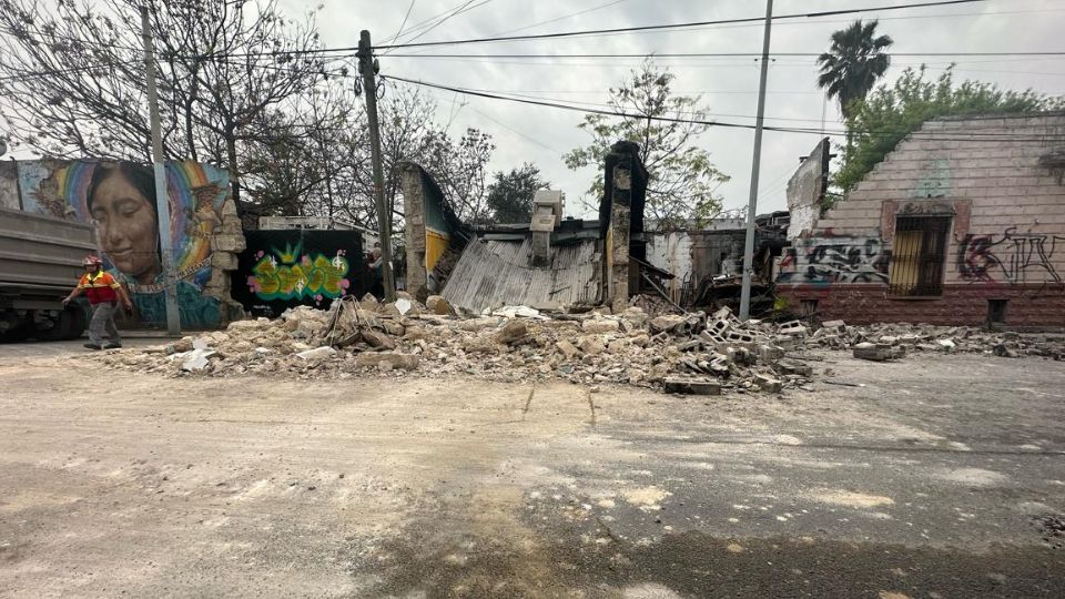 Caen fachadas de casas antiguas en Monterrey