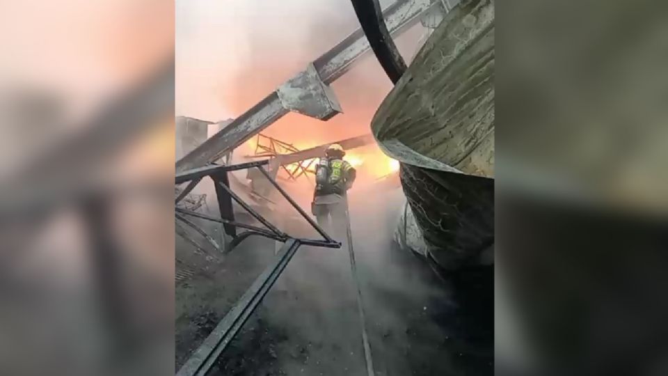 Un fuerte incendio se registró en la maquinaria de inyección de plástico de la empresa INDMEX MOLDS S.A. de C.V. en el municipio de García, Nuevo León.