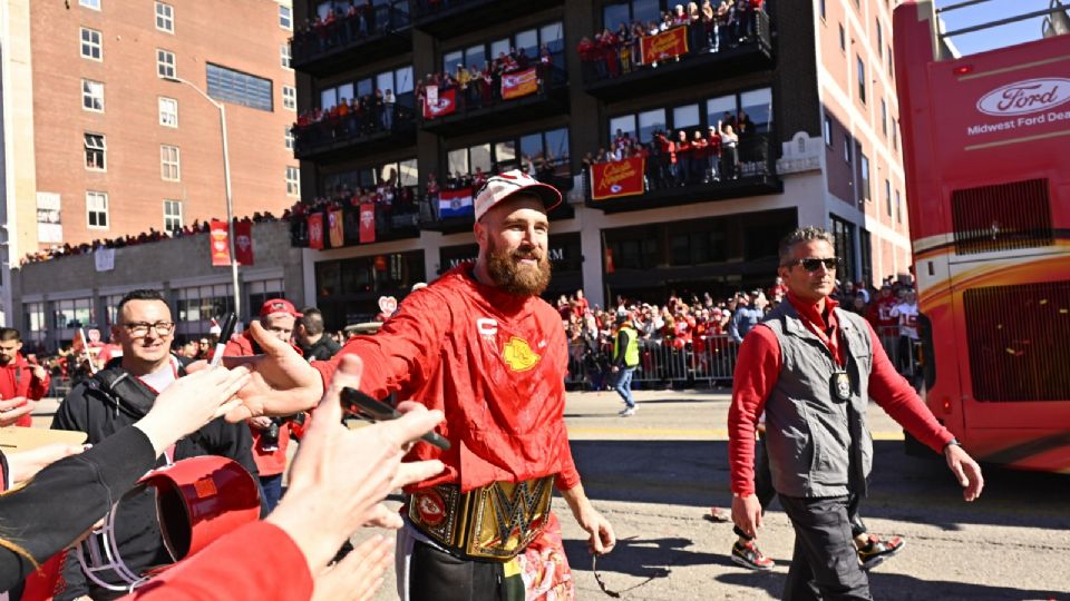 Travis Kelce durante el desfile celebrado en Kansas City por el triunfo de Chiefs en el Super Bowl y previo al tiroteo ocurrido.