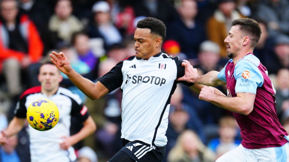 El equipo de Raúl Jiménez, el Fulham, extrañó al mexicano en la derrota en casa ante el Aston Villa.