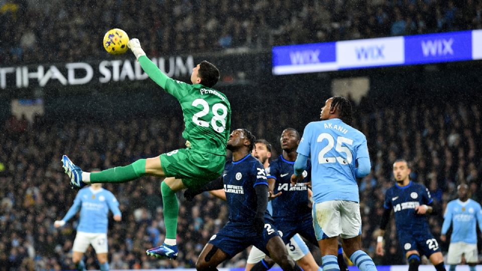 Djordje Petrovic, portero del Chelsea, disputa el balón en el encuentro ante el Manchester City en la Premier League