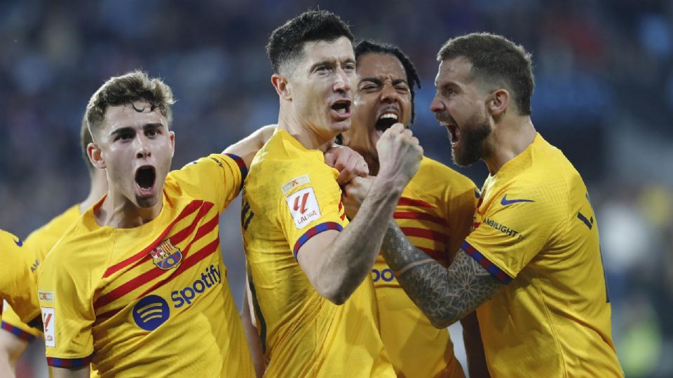 Robert Lewandowski (c) celebra su segundo gol, tras marcar de penalti, en el partido de la jornada 25 de LaLiga que Celta de Vigo y FC Barcelona