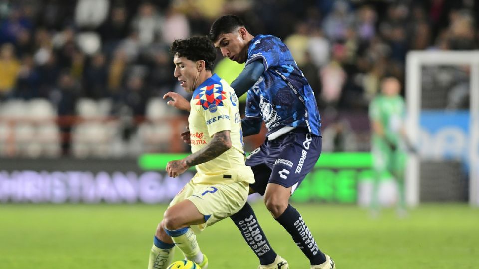 Pachuca, del goleador venezolano Salomón Rondón, derrotó este sábado por 2-1 al campeón América y se apoderó del liderato del torneo Clausura mexicano en la séptima jornada.