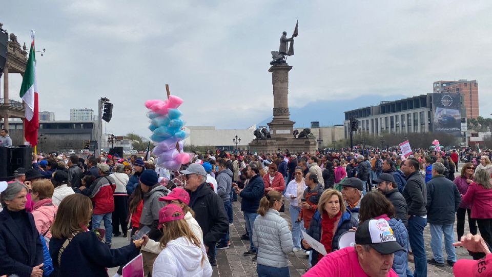 Protestan regios por la democracia