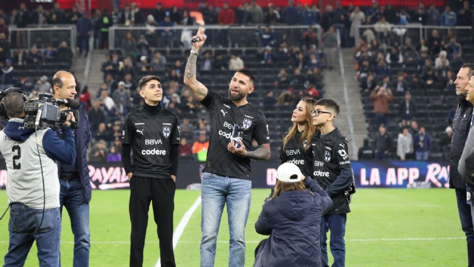 Jonathan Orozco ya había anunciado su retiro de las canchas el pasado viernes y este domingo literalmente hizo mención a la frase de colgar los guantes frente a la afición de Rayados.