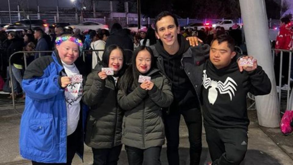 Jóvenes recibiendo su boleto para el concierto de Karol G en Monterrey.