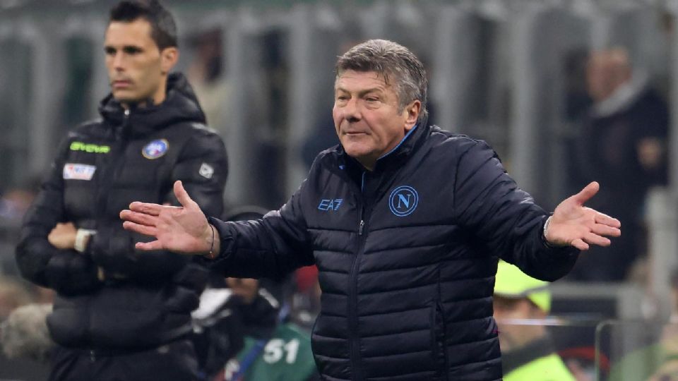 El Nápoles despidió este lunes al italiano Walter Mazzarri y anunció al que será su tercer entrenador de la temporada, el italiano Francesco Calzona.