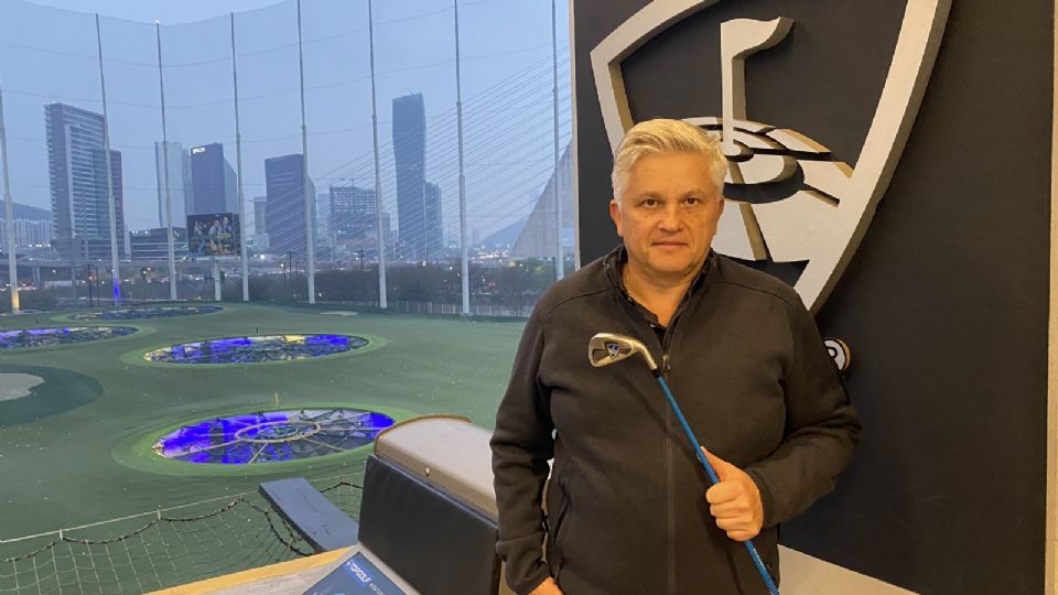 John Sutcliffe, reconocido periodista deportivo en Topgolf.