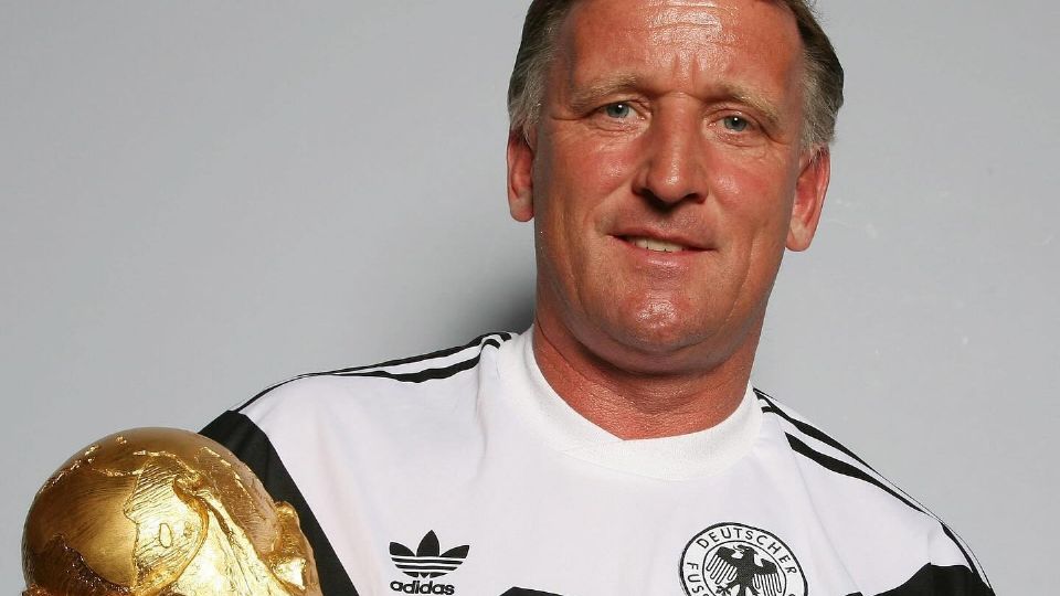 Se comunicó del fallecimiento de Andreas Brehme, campeón del mundo en 1990, por un infarto. Anotó el gol de la victoria de Alemania en la final.