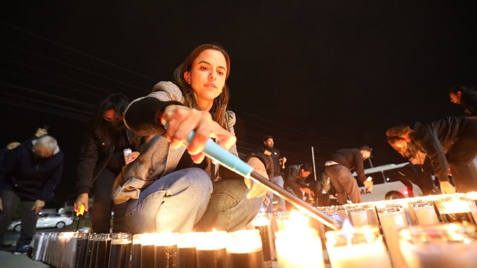 Vivianne Clariond llevó veladoras a la refinería en Cadereyta