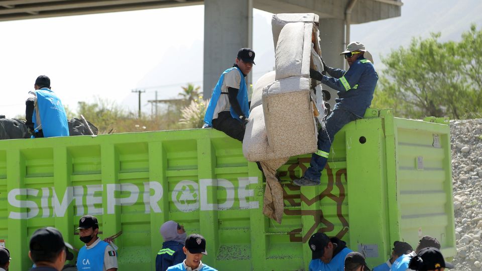 Trabajadores de Simeprode recolectando desechos | Facebook / SOSAC Sociedad Sostenible AC