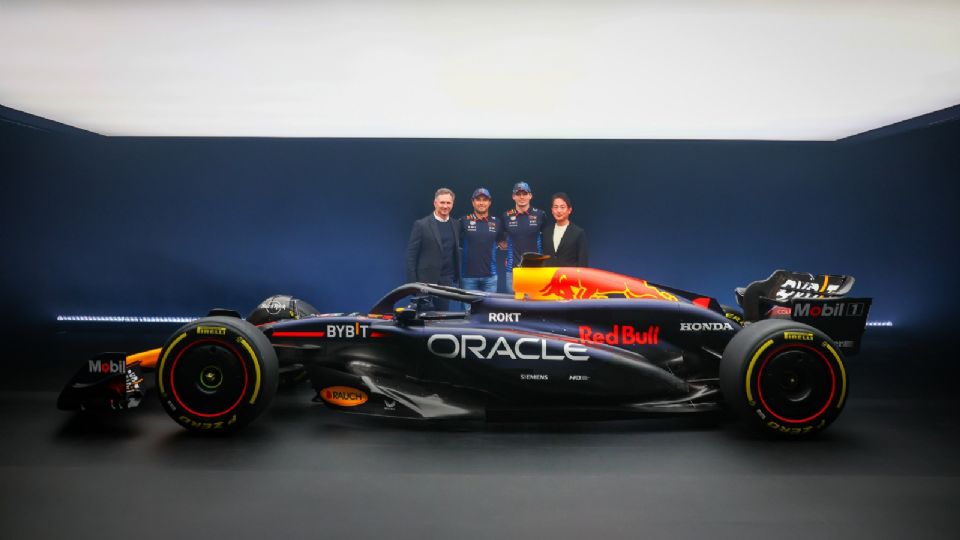 Christian Horner junto a Max Verstappen y Sergio Pérez en la presentación del RB20