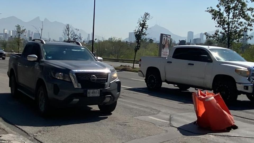 Automovilistas pasan cerca de registro hundido en Monterrey