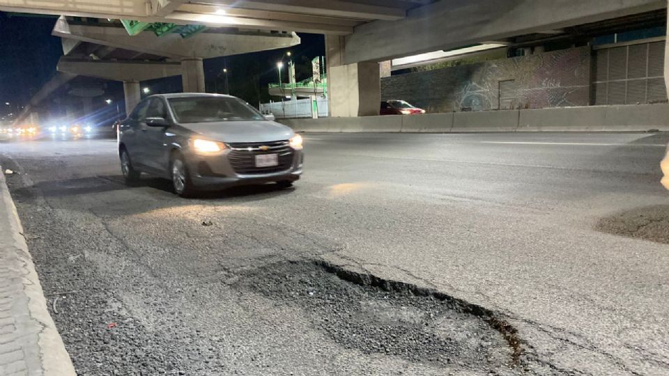 Bache en avenida Universidad en los límites de San Nicolás y Monterrey.