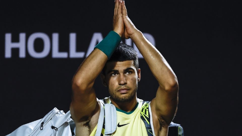 Carlos Alcaraz se despide de la tribuna tras sufrir una lesión que lo sacó del torneo, durante el primer set contra el brasileño Thiago Monteiro, en el Abierto de Tenis de Río de Janeiro