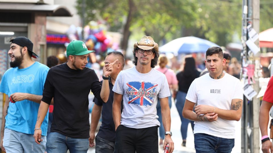 Personas caminando por el centro de Monterrey aprovechando de temperaturas agradables