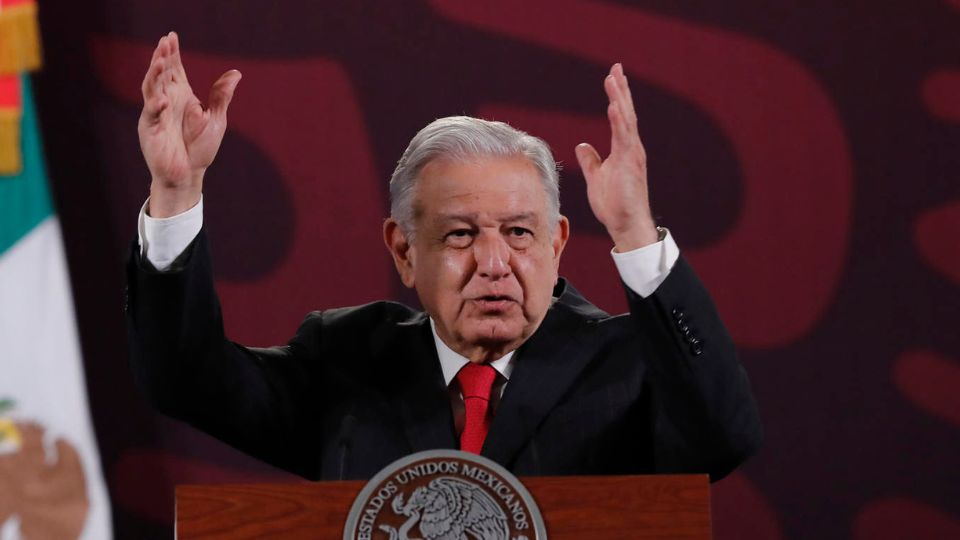 El presidente de México, Andrés Manuel López Obrador, habla este miércoles durante su conferencia de prensa matutina en el Palacio Nacional | EFE / Mario Guzmán