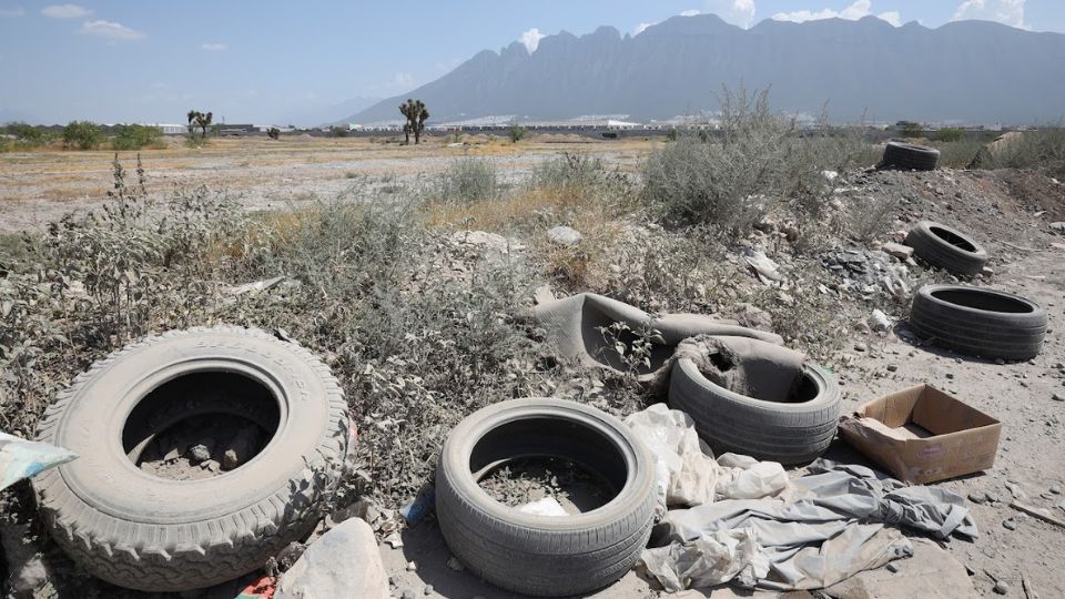 Tiradero de llantas en predio abandonado