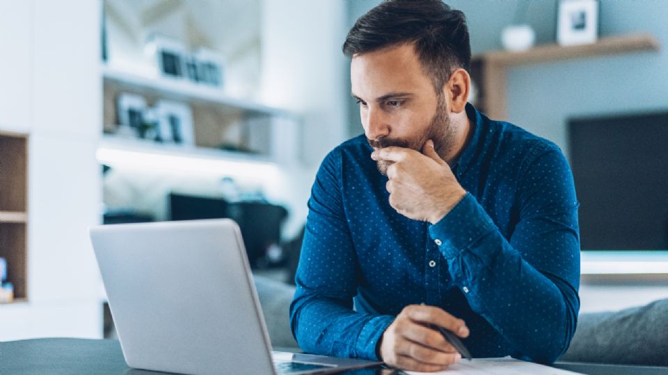 Hombre trabajando desde casa