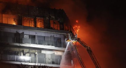 Incendio consume edificio de 14 pisos en Valencia; hay al menos 13 heridos