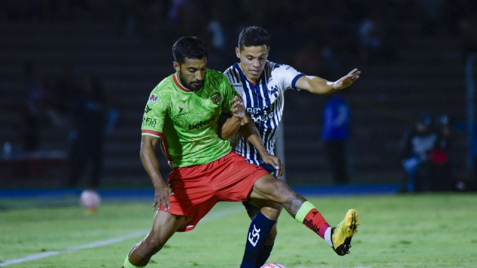 Maximiliano Martin Olivera (I) del Juarez y Alfonso Gonzalez (D) del Monterrey disputan el balón durante el juego de la jornada 14 del Torneo Apertura 2022