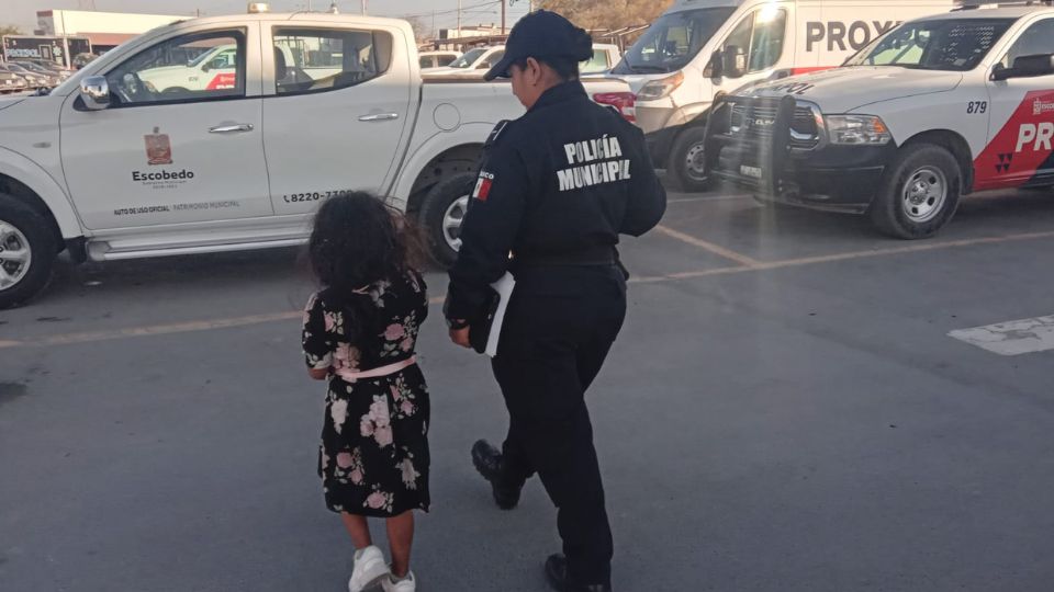 Rescatan a niña deambulando en calles de Escobedo