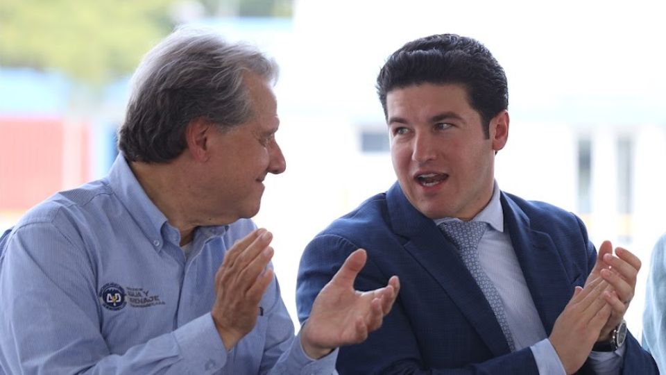 Samuel García (der.) junto a Juan Ignacio Barragán, titular de Agua y Drenaje