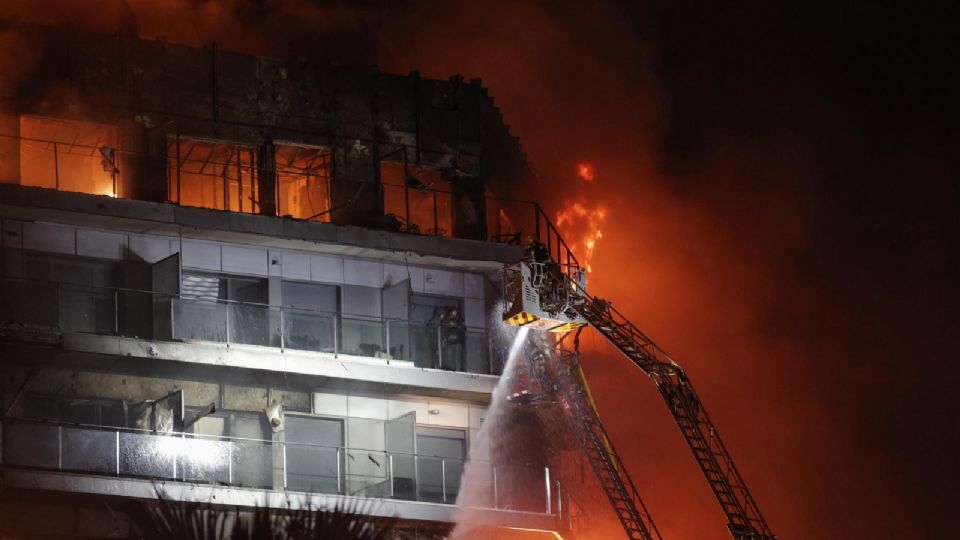 Vista del incendio declarado en un quinto piso de un edificio de viviendas de Valencia | EFE/Manuel Bruque