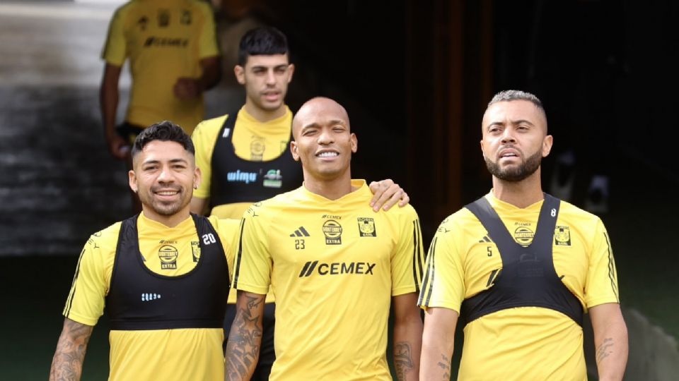 Javier Aquino, junto a Luis Quiñones y Rafael Carioca previo a un entrenamiento de Tigres