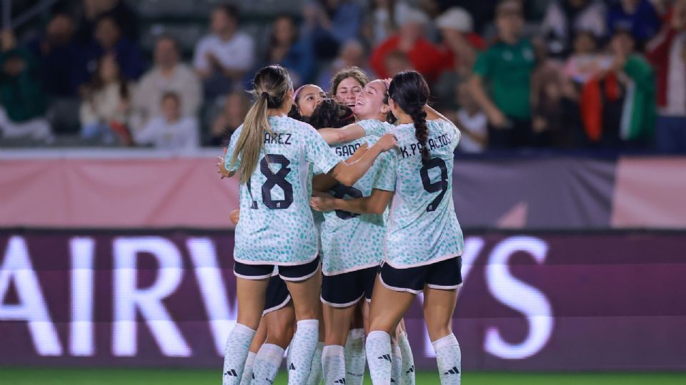 Las jugadoras de la Selección Mexicana celebran uno de los goles frente a República Dominicana