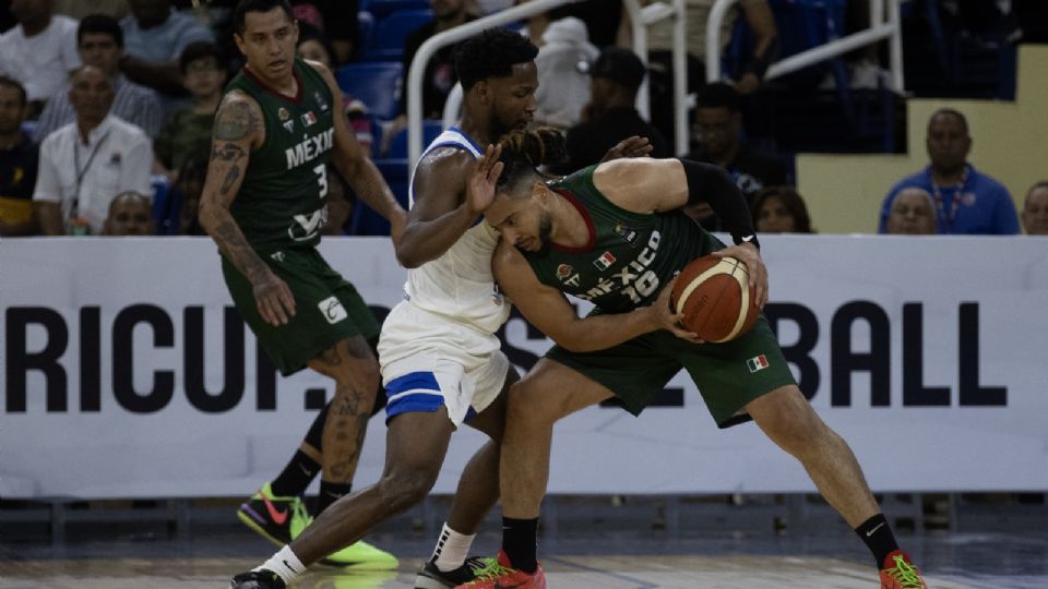 Andrés Feliz (c) de República Dominicana defiende ante Gabriel Girón (d) de México