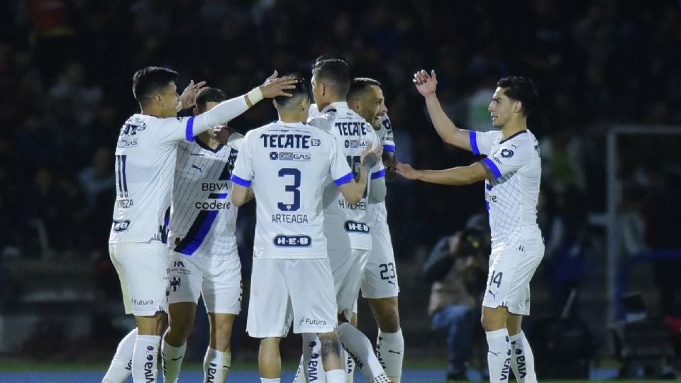 Los jugadores de Rayados celebran el gol de Sergio Canales frente a Bravos de Juárez